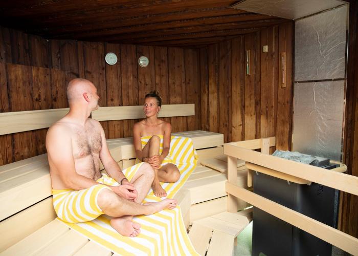 Entspannung zu Zweit in der Bio Sauna im Innensaunabereich