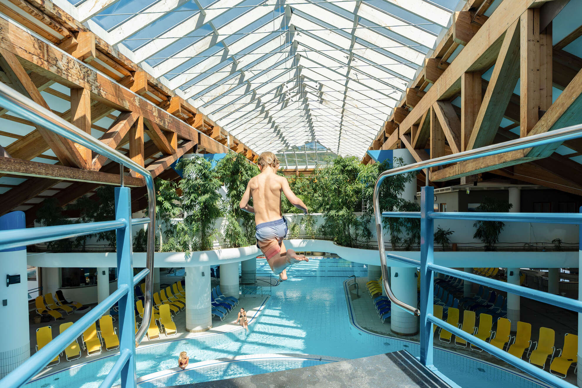 Springen vom Sprungturm imAquaria Junge Springt vom 5-Meter-Sprungturm im Aquaria