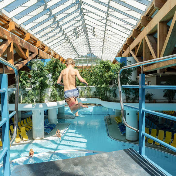 Junge Springt vom 5-Meter-Sprungturm im Aquaria