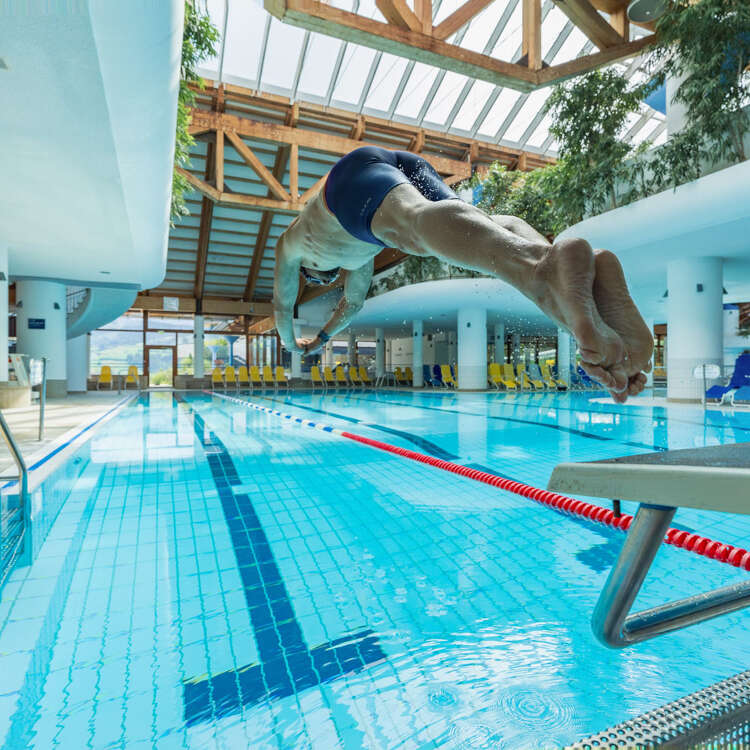 Mann springt vom Turm ins 25-Meter-Sportbecken