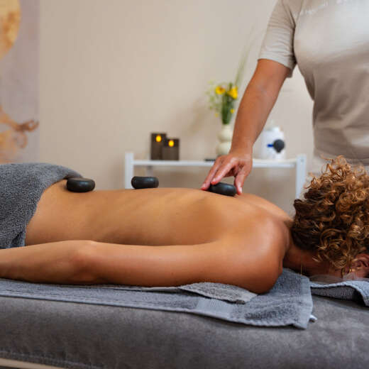 Hot Stone-Massage im Aquaria Hot Stone-Massage im Massagebereich Aquaria