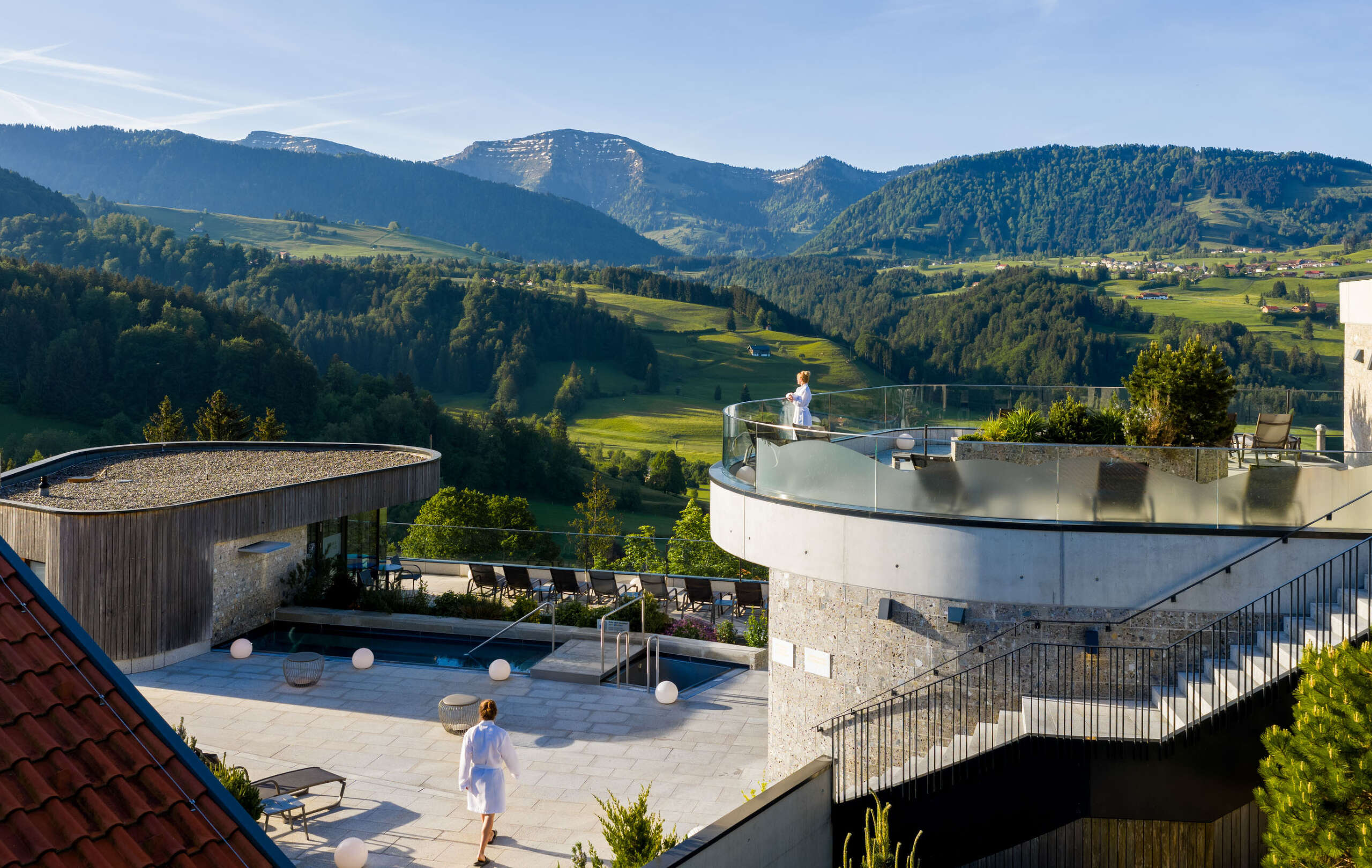 Panoramasicht auf den Außenbereich der Saunalandschaft Panoramasicht auf den Außenbereich der Saunalandschaft