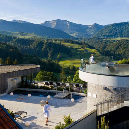 Außensaunalandschaft mit Panoramablick auf die Nagelfluhkette