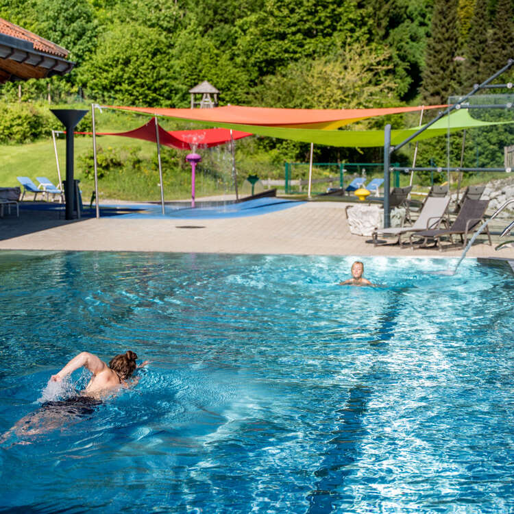 Bahnen ziehen im Außenbecken des Aquaria