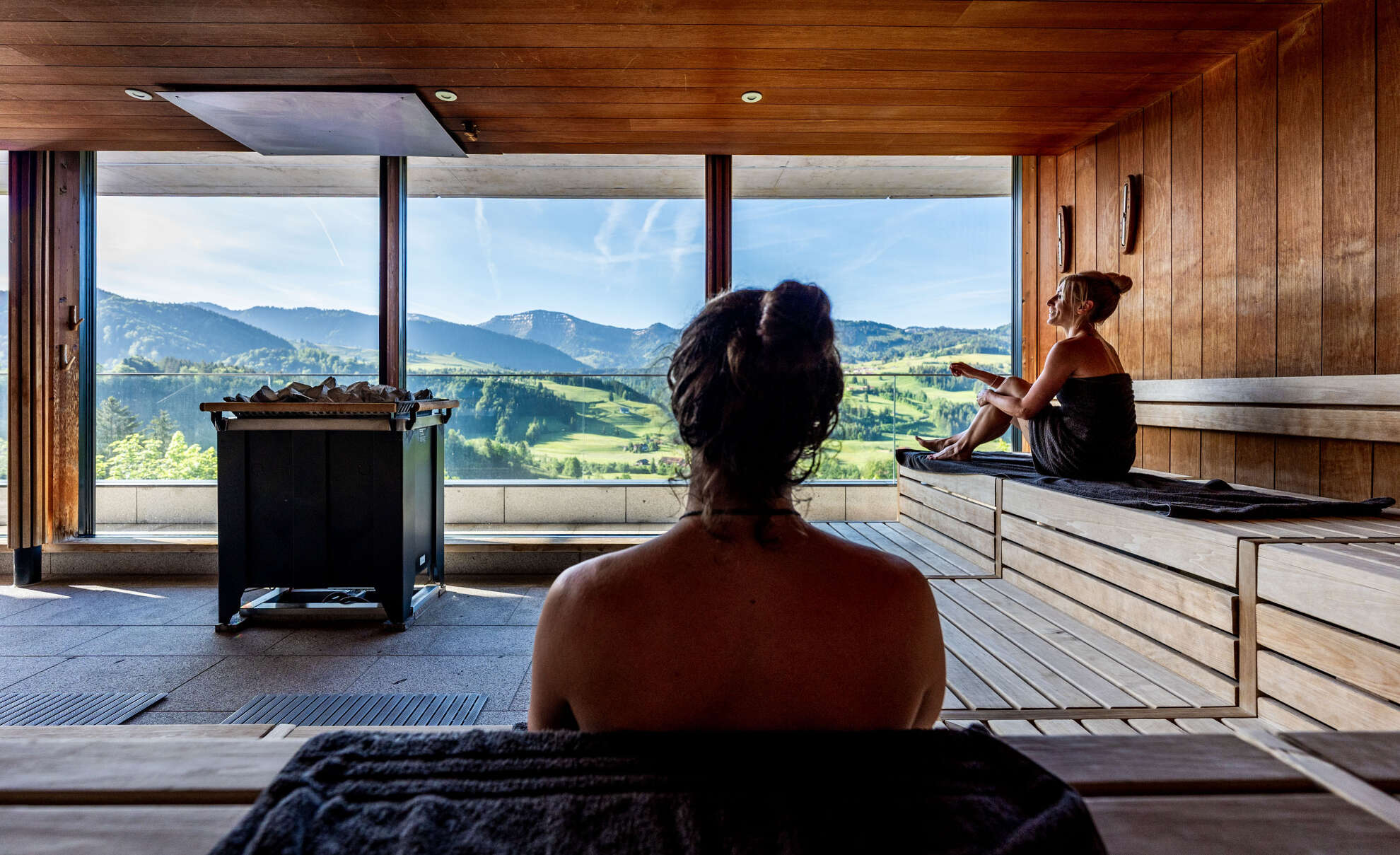 Panoramasauna im Saunabereich mit Blick auf den Hochgrat