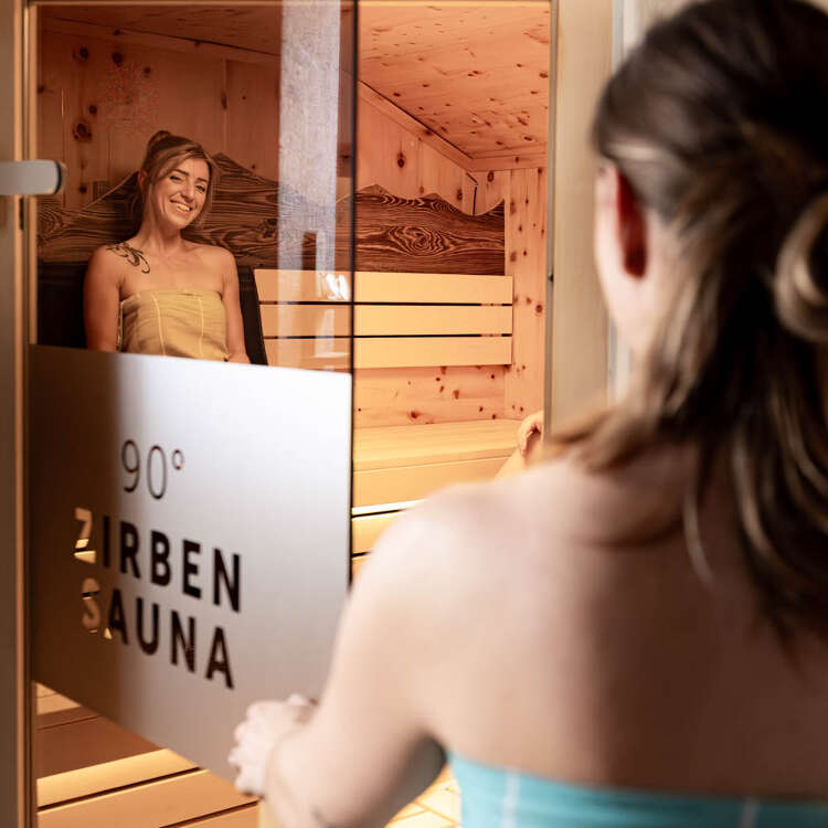 Zirbensauna im exklusiven Damenbereich Entspannung in der Zirben-Sauna im Damenbereich