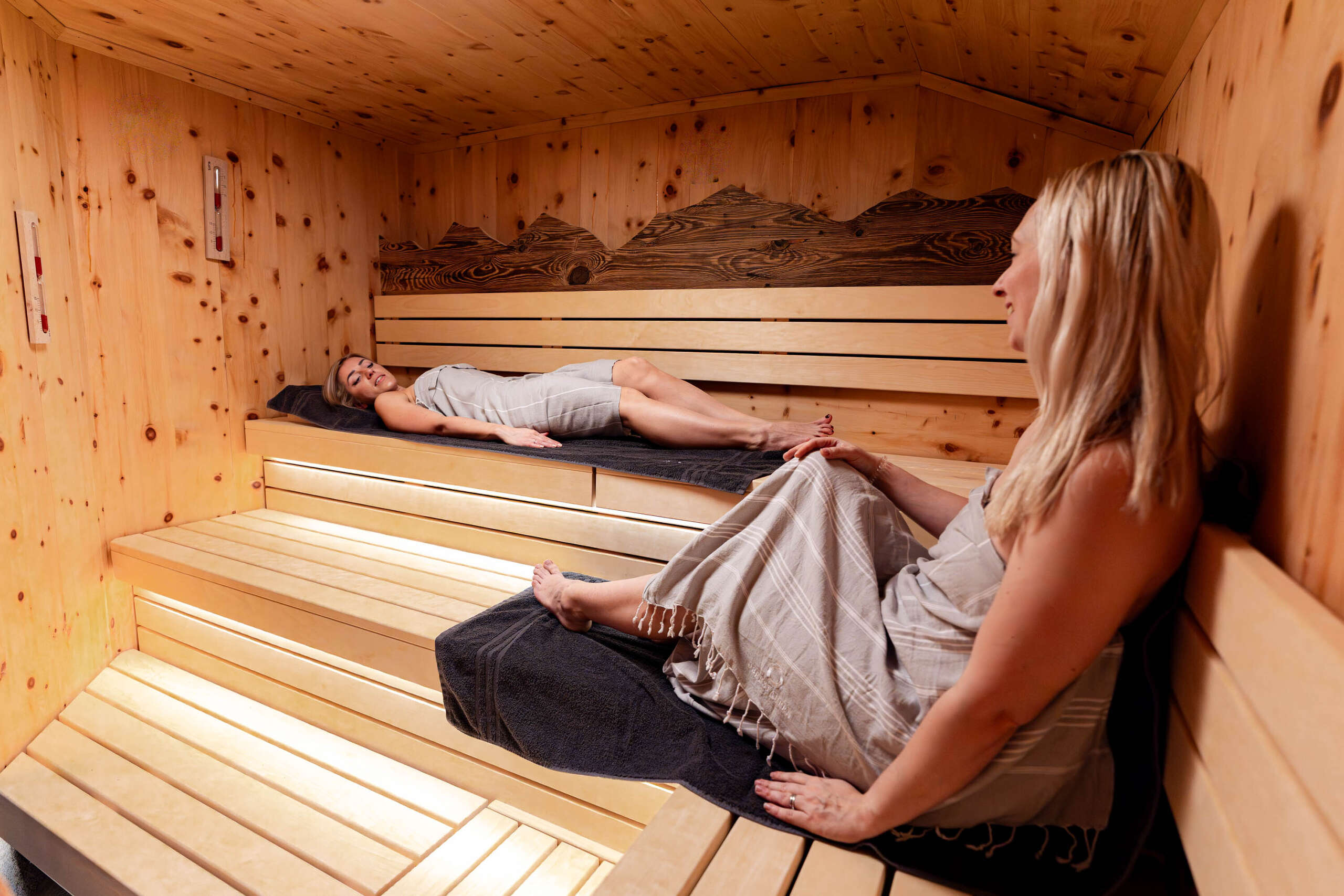 Entspannung in der Zirben-Sauna im Damenbereich Entspannung in der Zirben-Sauna im Damenbereich