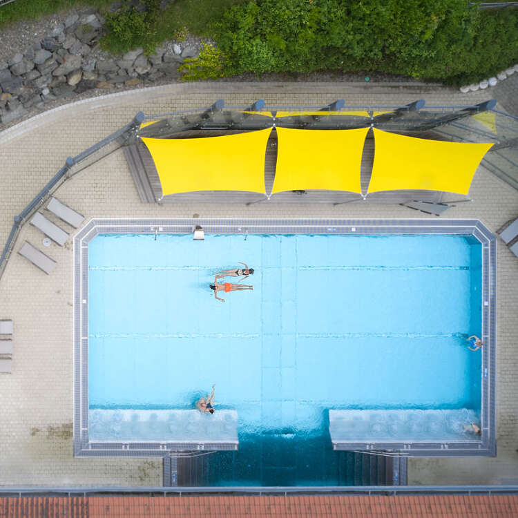 Außenbecken und Außen-Kinderbecken des Erlebnisbad Aquaria von oben