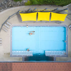 Außenbecken und Außen-Kinderbecken des Erlebnisbad Aquaria von oben