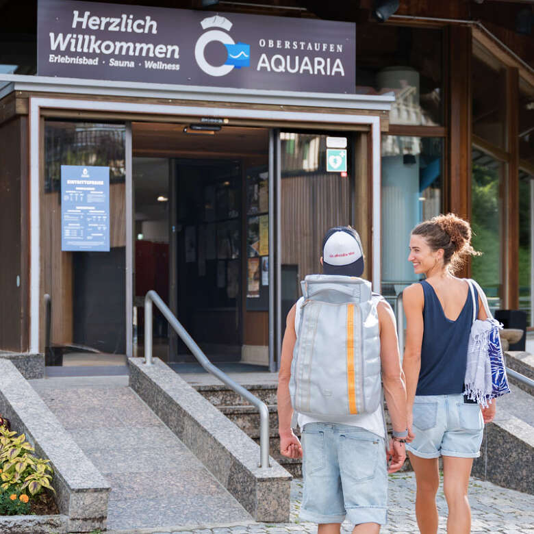 Eingangsbereich Aquaria draußen Zwei Personen sind vor dem Eingangsbereich des Aquarias draußen