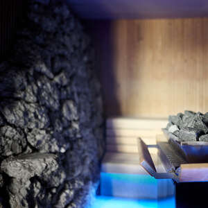 Felsensauna im Außenbereich der Aquaria Saunalandschaft in Oberstaufen