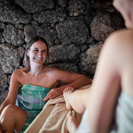 Gemeinsame Freundinnenzeit in der Felsensauna im Aquaria