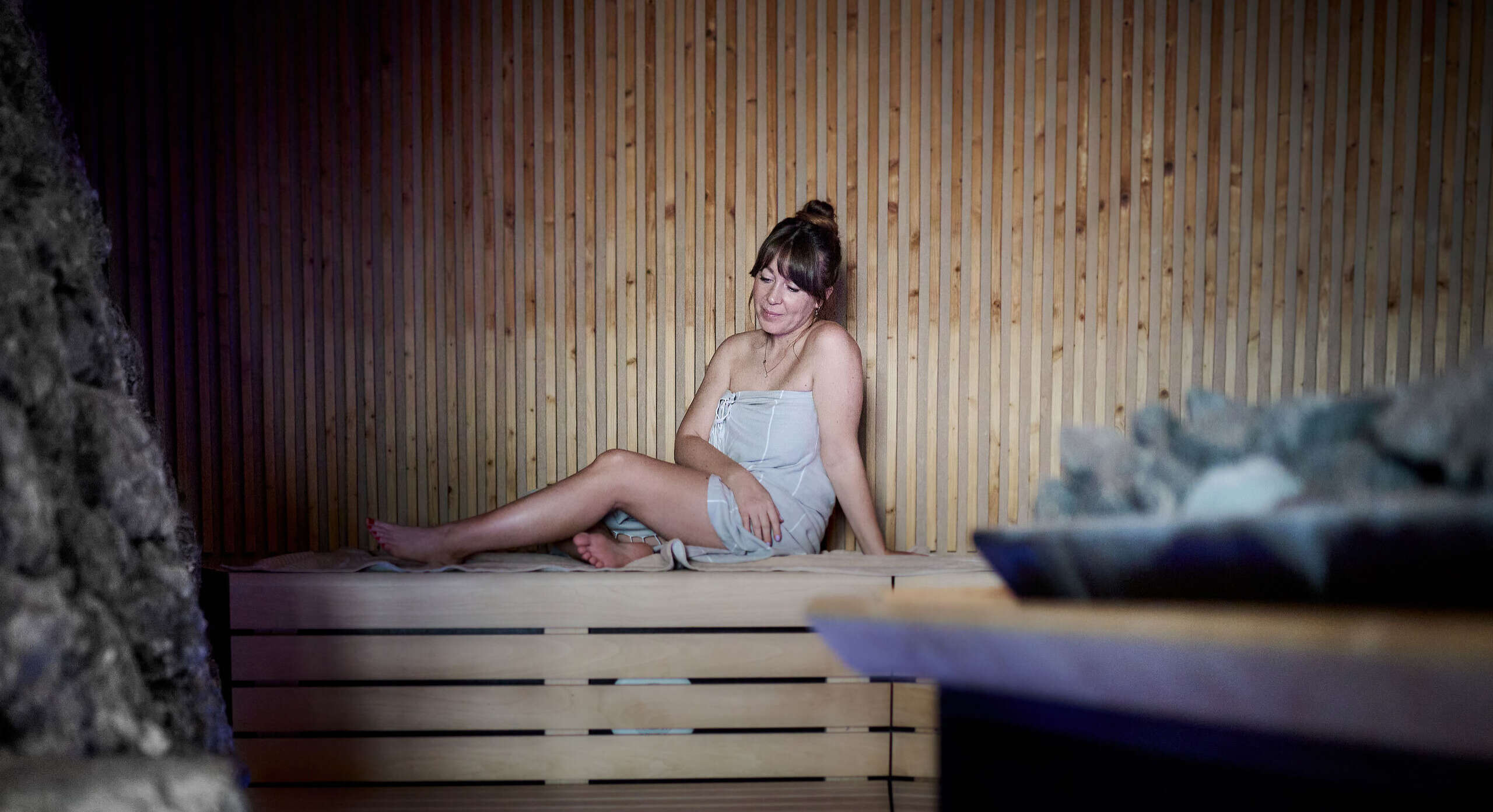 Entspannen in der Felsensauna in der Aquaria Saunalandschaft