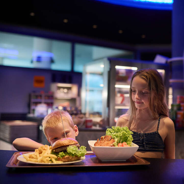 Selbstbedienung im Aquaria Bistro