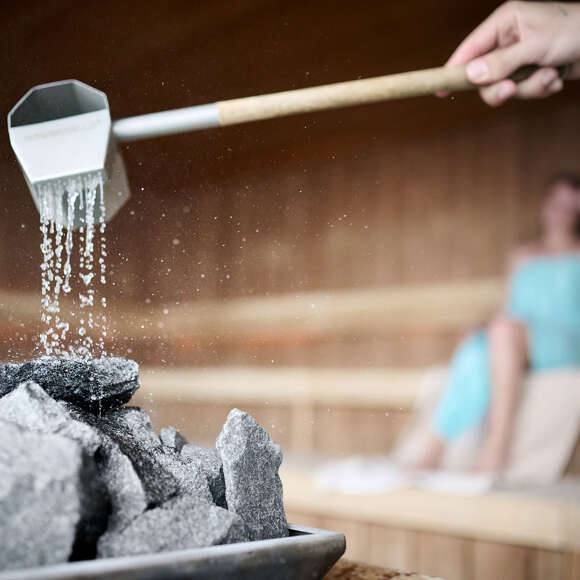 Aufguss in der Gipfelsauna im Aquaria Oberstaufen