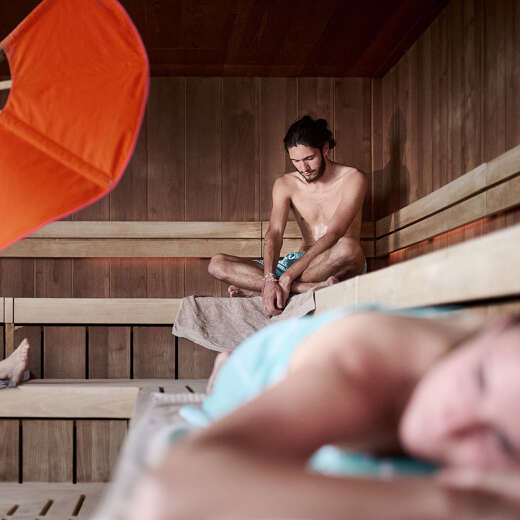 Aufguss mit Wedeln in der Aquaria Gipfelsauna