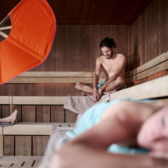 Aufguss mit Wedeln in der Aquaria Gipfelsauna