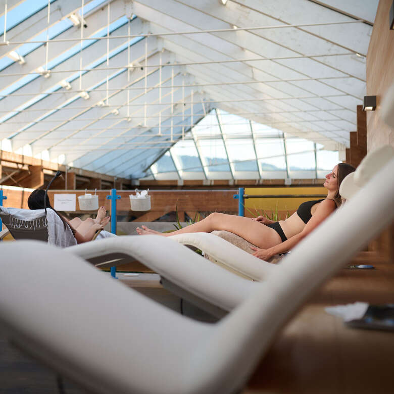 Entspannung auf den Physiotherm-Liegen in der Infrarotsauna im Aquaria