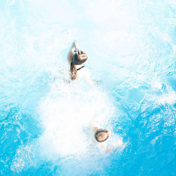 Kinder im Sprungbecken mit Strudel