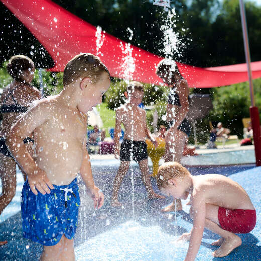 Badespaß im Kinderbecken im Aquaria Außenbereich