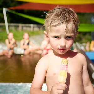 Kind genießt das Freibad-Eis im Erlebnisbad Aquaria