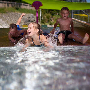 Spaß auf der Wasserrutsche im Kinderaußenbecken des Erlebnisbad Aquaria