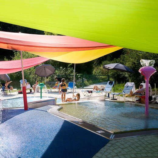Kinderbecken mit Sonnensegeln im Aquaria Außenbereich