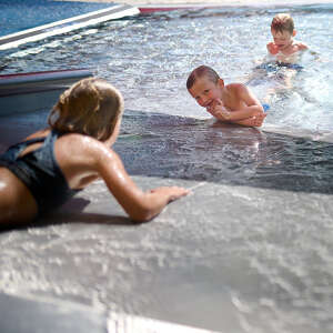 Badespaß im Kinder-Außenbecken im Erlebnisbad Aquaria