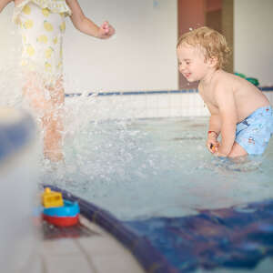 Kinder spielen im Aquaria Kinderbecken