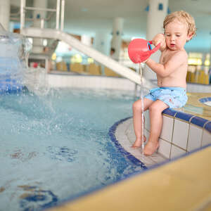 Kind beim Spielen im Innen-Kinderbecken im Erlebnisbad Aquaria