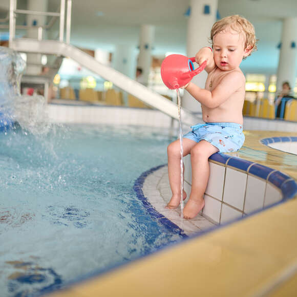 Spielen im Kinderbecken Kind beim Spielen im Innen-Kinderbecken im Erlebnisbad Aquaria