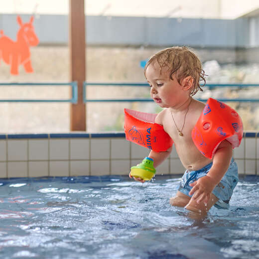 Kind mit Schwimmflügeln im Aquaria Kinderbecken