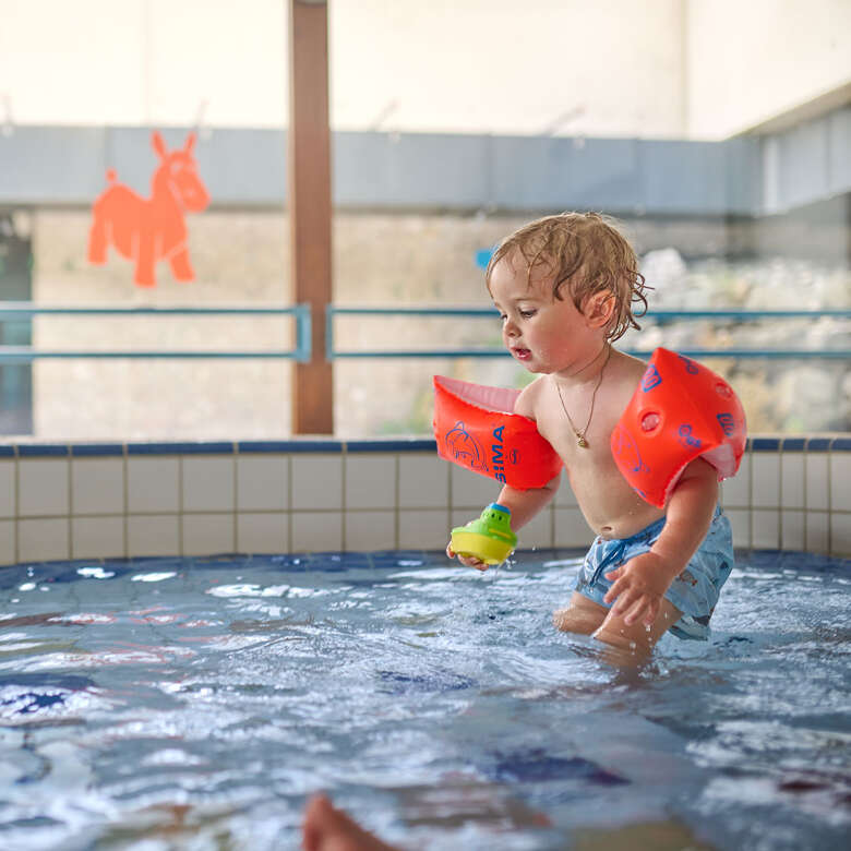 Kind mit Schwimmflügeln im Aquaria Kinderbecken