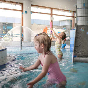 Kinder planschen im Kinderbecken des Erlebnisbads Aquaria Oberstaufen