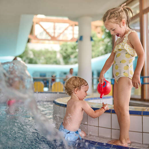 Kinder beim Spielen im Wasser im Innen-Kinderbecken des Aquaria