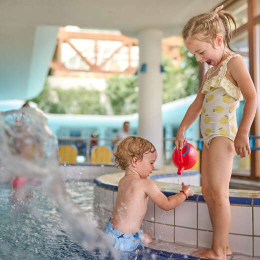 Kinder beim Spielen im Wasser im Innen-Kinderbecken des Aquaria