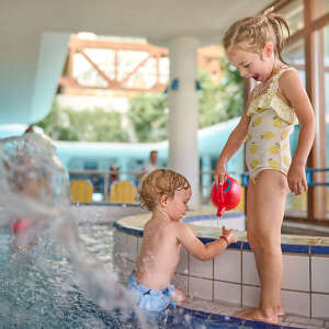 Kinder beim Spielen im Wasser im Innen-Kinderbecken des Aquaria