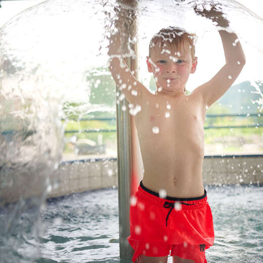 Badespaß mit Wasserpilz im Innen-Kinderbecken des Erlebnisbad Aquaria Oberstaufen