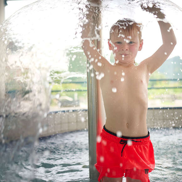 Badespaß mit Wasserpilz im Innen-Kinderbecken des Erlebnisbad Aquaria Oberstaufen