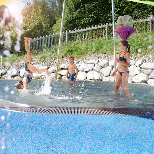 Kinder toben im Kinderbecken im Außenbereich des Erlebnisbad Aquaria