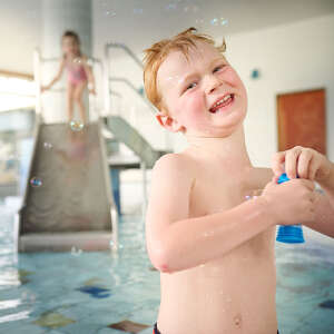 Wasserspaß im Kinderbecken im Erlebnisbad Aquaria Oberstaufen