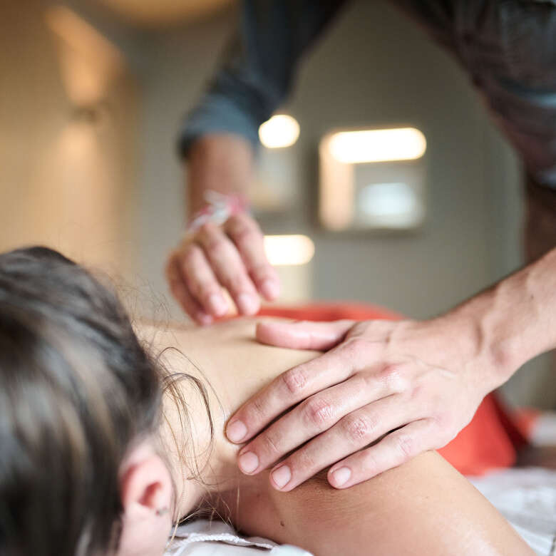 Rückenmassage im Spa-Bereich des Aquaria Oberstaufen
