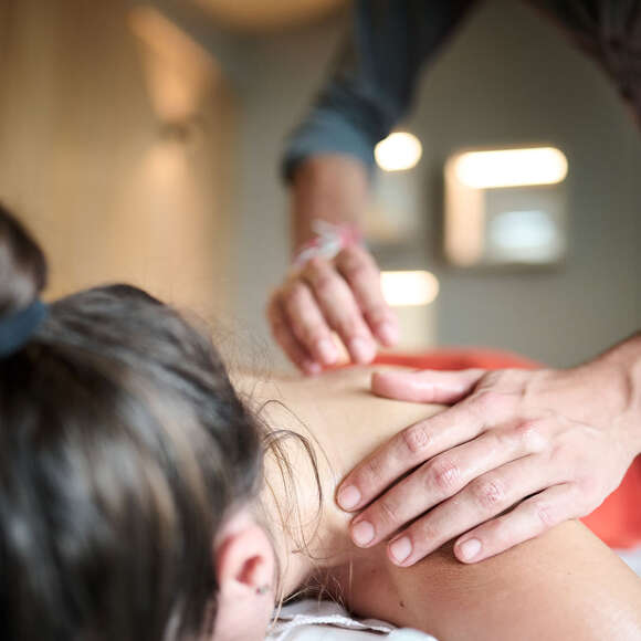 Massage an Rücken und Schultern im Aquaria Oberstaufen