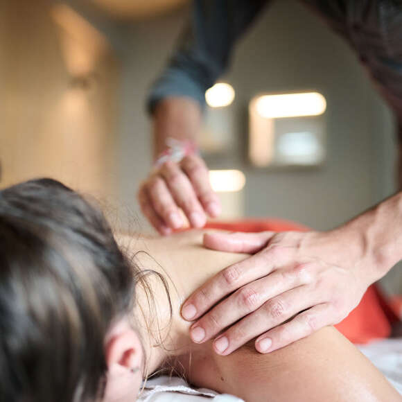 Massage an Rücken und Schultern im Aquaria Oberstaufen