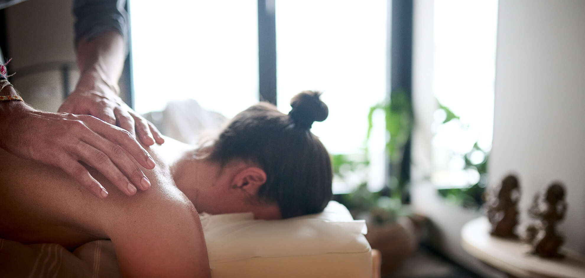 Tiefenentspannung in der Massage Entspannen bei einer Rückenmassage im Aquaria Spa