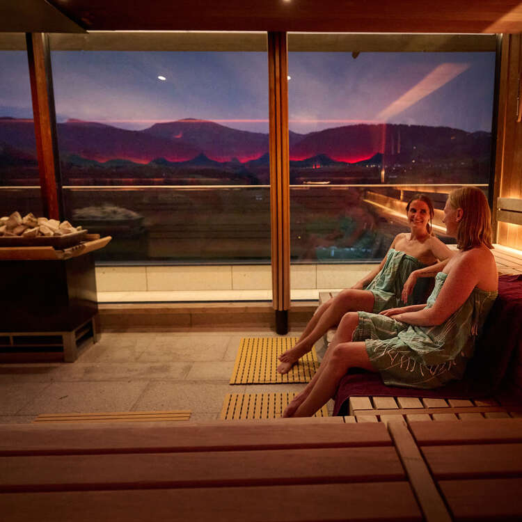 Aquaria Panoramasauna am Abend mit Blick auf das Panorama der Nagelfluhkette im Sonnenuntergang