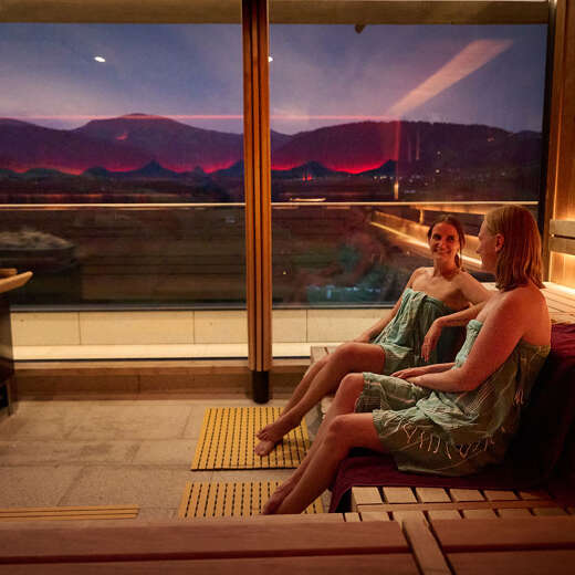 Aquaria Panoramasauna am Abend mit Blick auf das Panorama der Nagelfluhkette im Sonnenuntergang