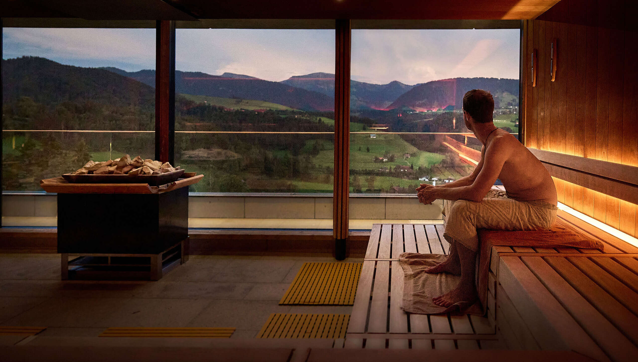 Ausblick aus der Aquaria Panoramasauna auf die Allgäuer Berge und die Landschaft von Oberstaufen