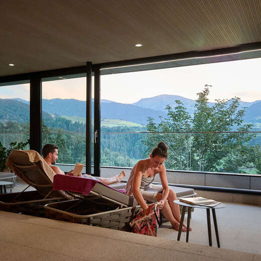 Ruheraum im Aquaia mit Bergblick auf den Hochgrat