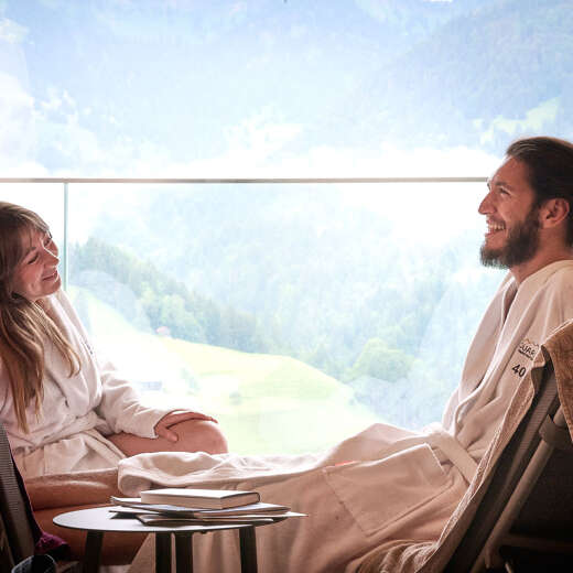 Entspannung mit Panoramablick im Ruheraum der Außensauna im Aquaria